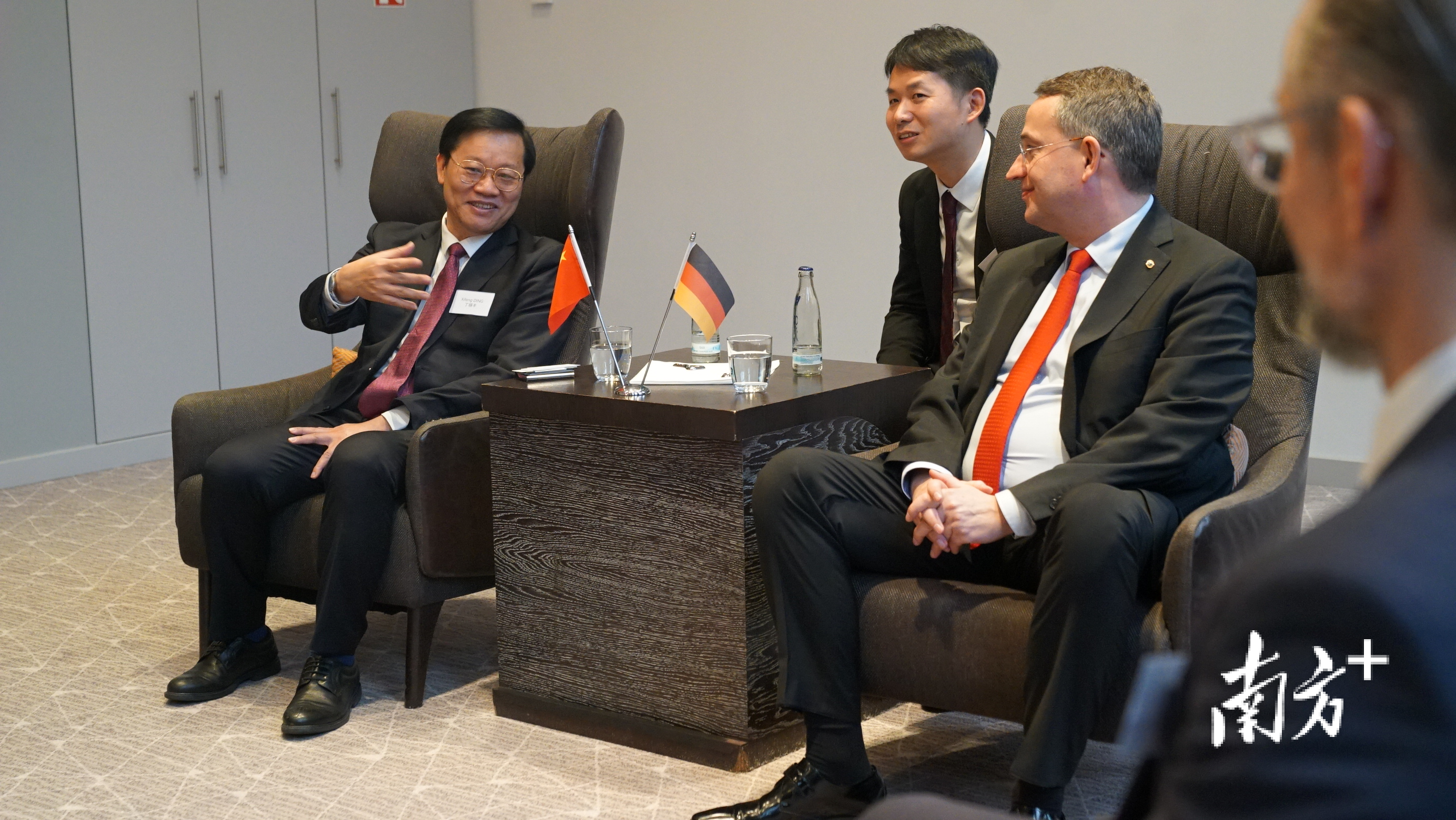 佛山市委常委丁锡丰与德国联邦经济发展和对外贸易协会董事会主席米夏埃尔·舒曼座谈。
