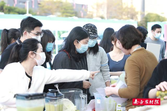 人、从、众！现场人气超旺，众多市民试吃扫货。