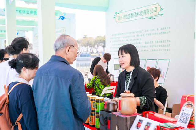 潮州橄榄产品，吸引过路市民关注。