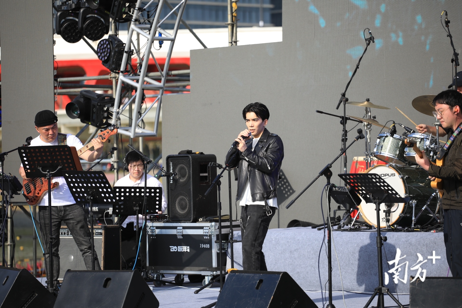 歌手韦释迪为观众带来歌曲《阿悄》。 南方+ 关铭荣 拍摄 歌手韦释迪为观众带来歌曲《阿悄》。 南方+ 关铭荣 拍摄