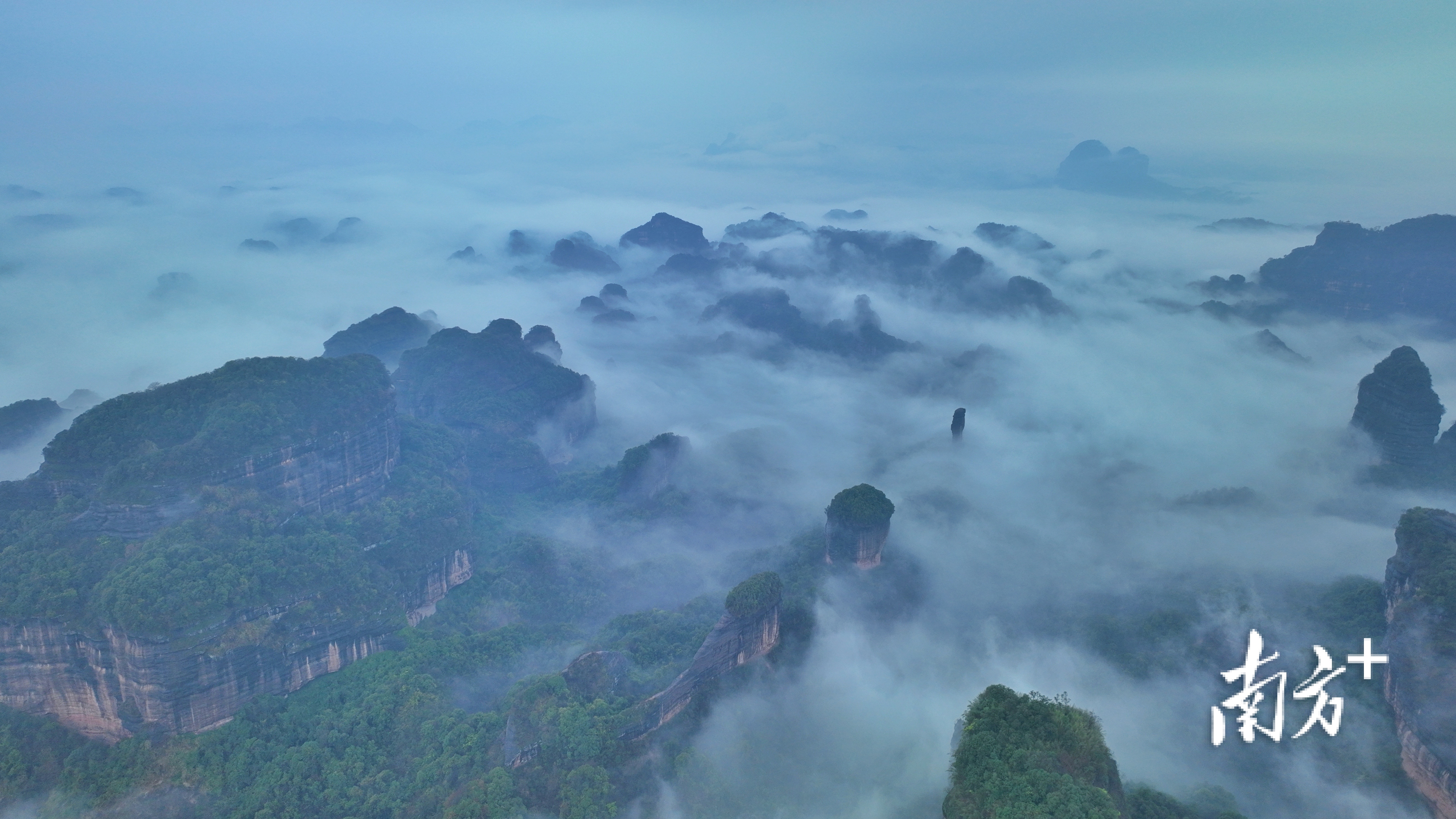 远方层峦叠嶂。张建斌 摄