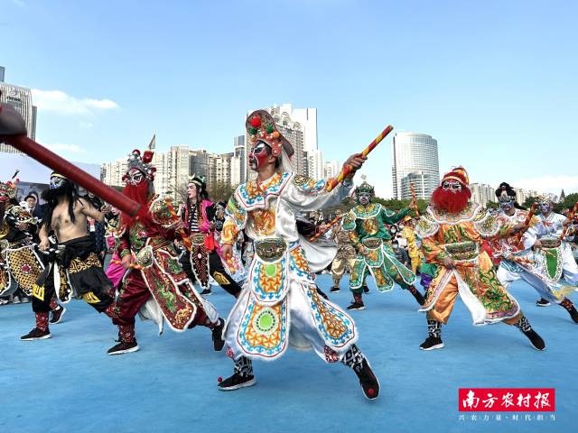 英歌舞队训练有素，动作整齐划一