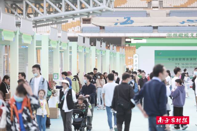 展销现场，人潮涌动 