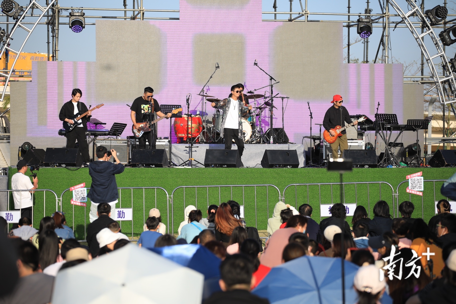音乐节现场。 南方+ 关铭荣 拍摄