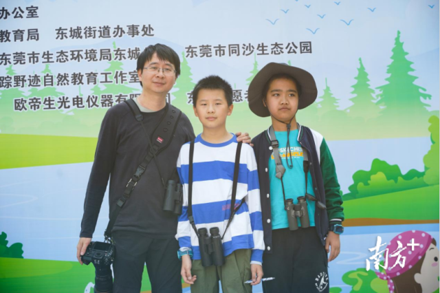 黄卓生(左一)与孩子们一起观鸟多年。 黄卓生(左一)与孩子们一起观鸟多年。