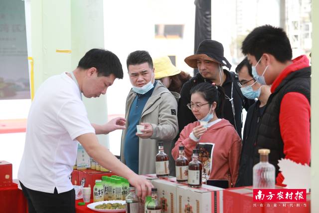 橄榄汁，成为展销活动“香饽饽”，过路市民、游客纷纷购买。