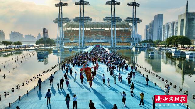 展销现场，人多销旺！