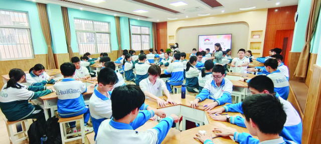 惠阳高级中学学生以班级为单位参加团体心理辅导课。