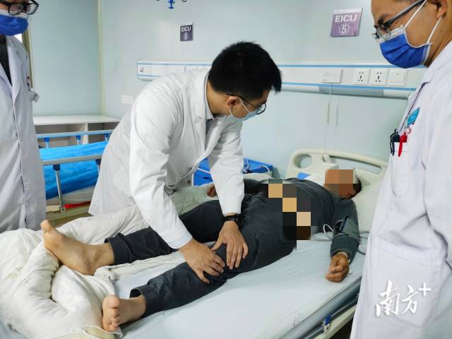 吴国新在为病人检查身体。受访者供图