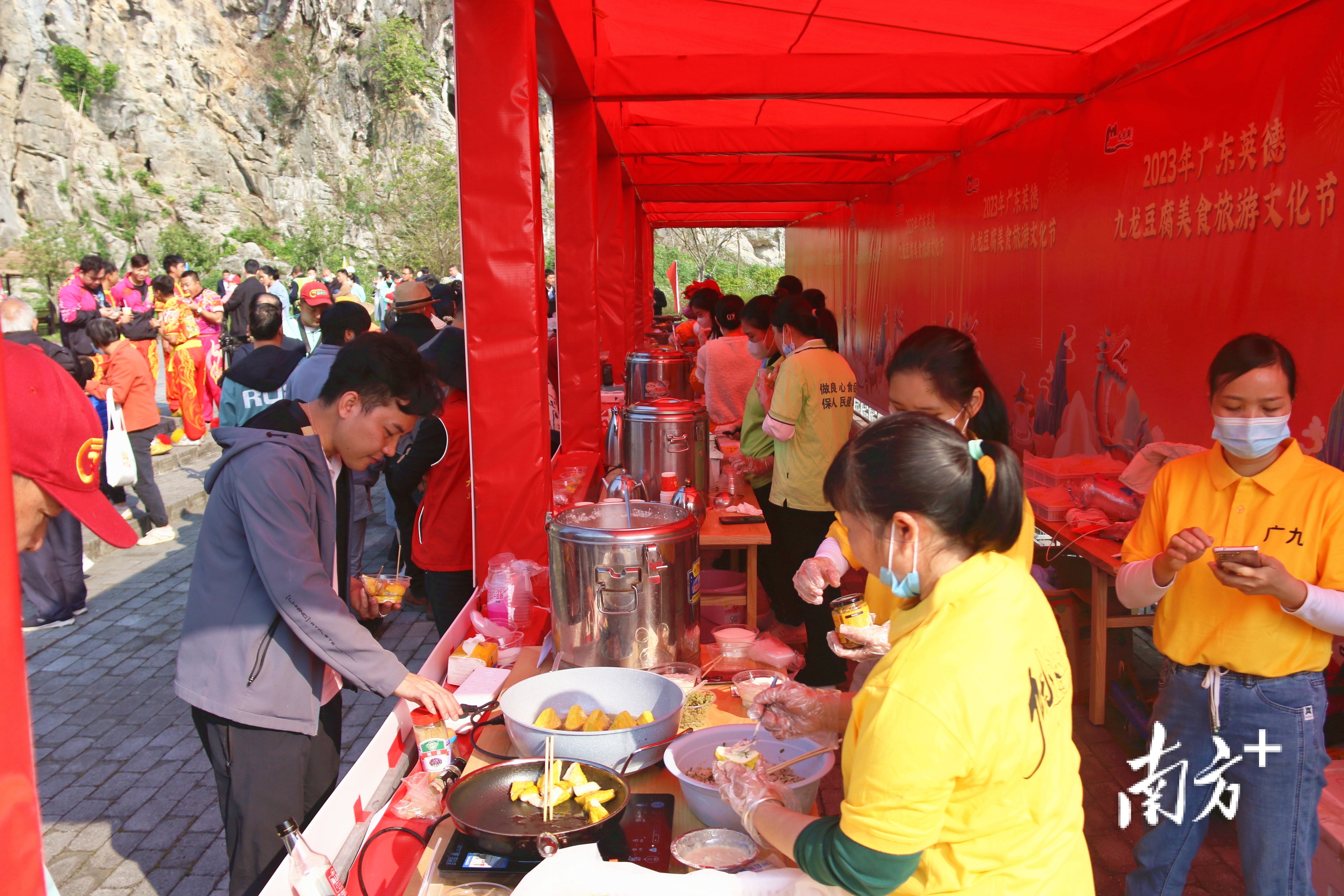 活动吸引了不少群众品尝九龙豆腐。陈咏怀 摄 