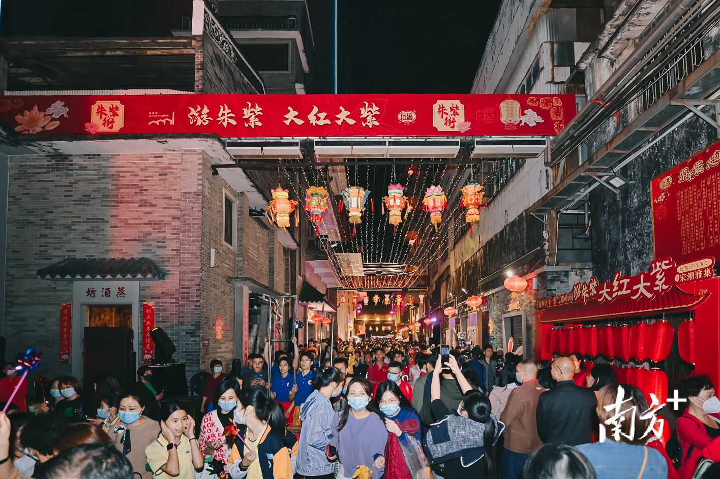 朱紫街人头攒动，当晚有6万人参与游朱紫。