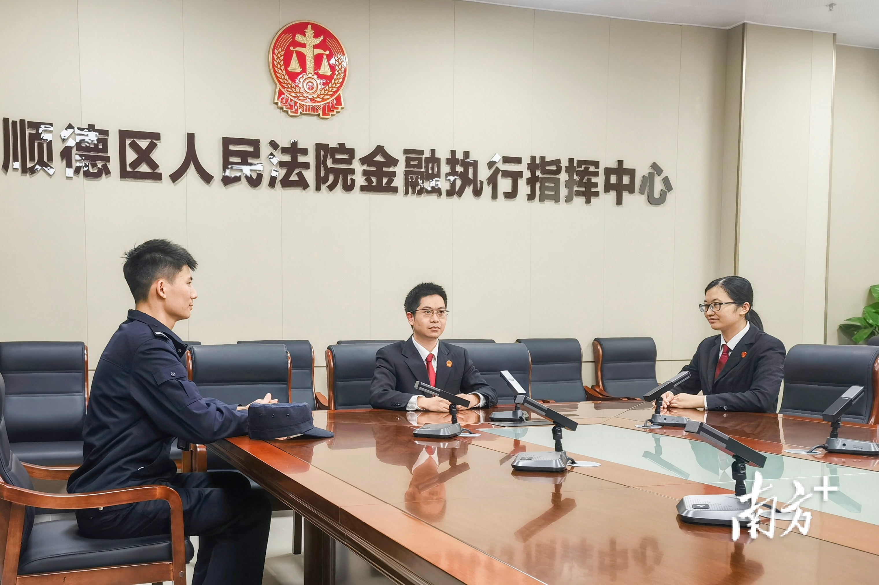 图为顺德法院金融执行团队就复杂金融案件处置工作进行讨论。顺德法院供图