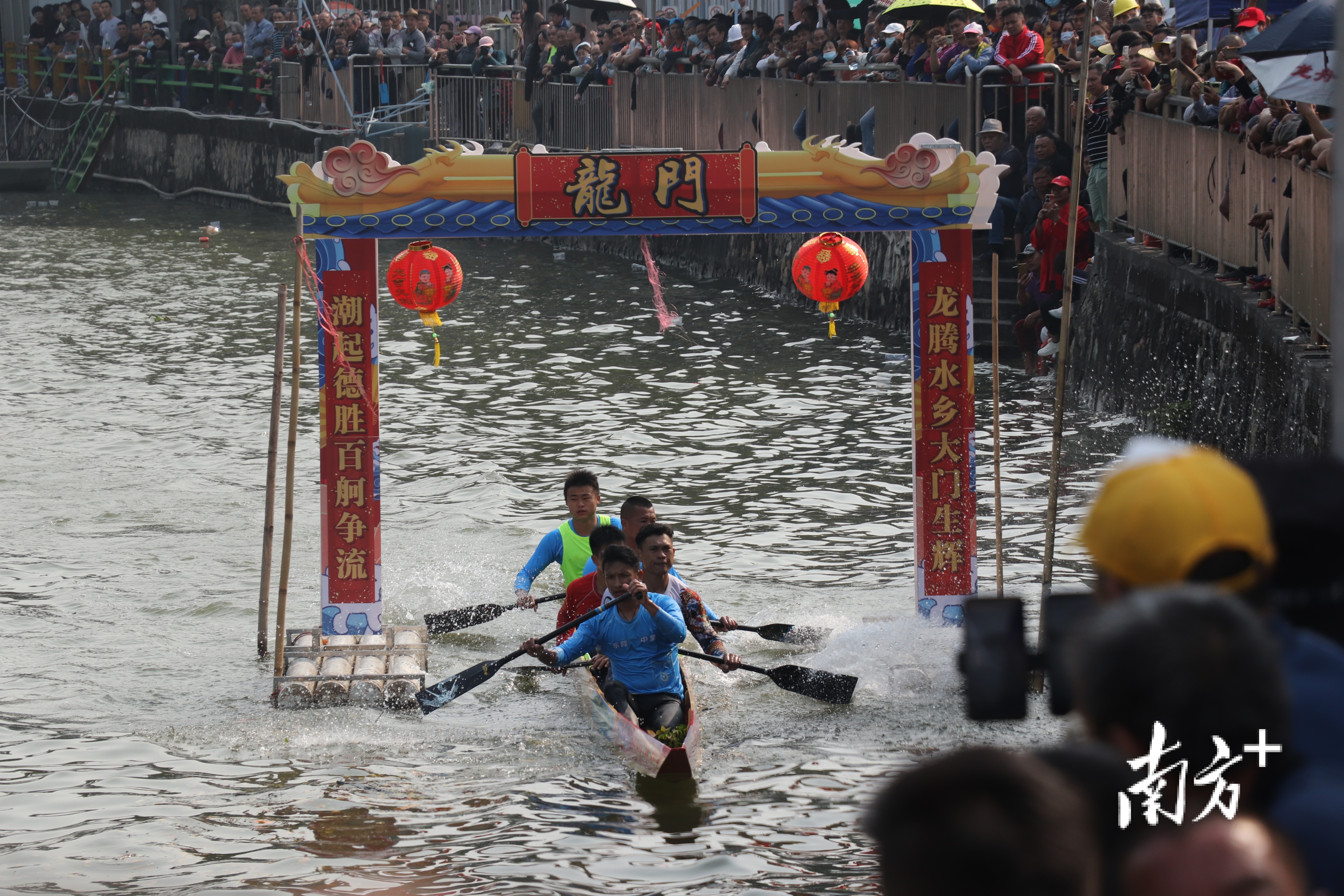 选手冲过龙门。白桦 摄&nbsp;