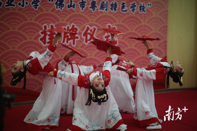 今天的挂牌仪式上，鸿业小学的学生们表演粤剧折子戏。