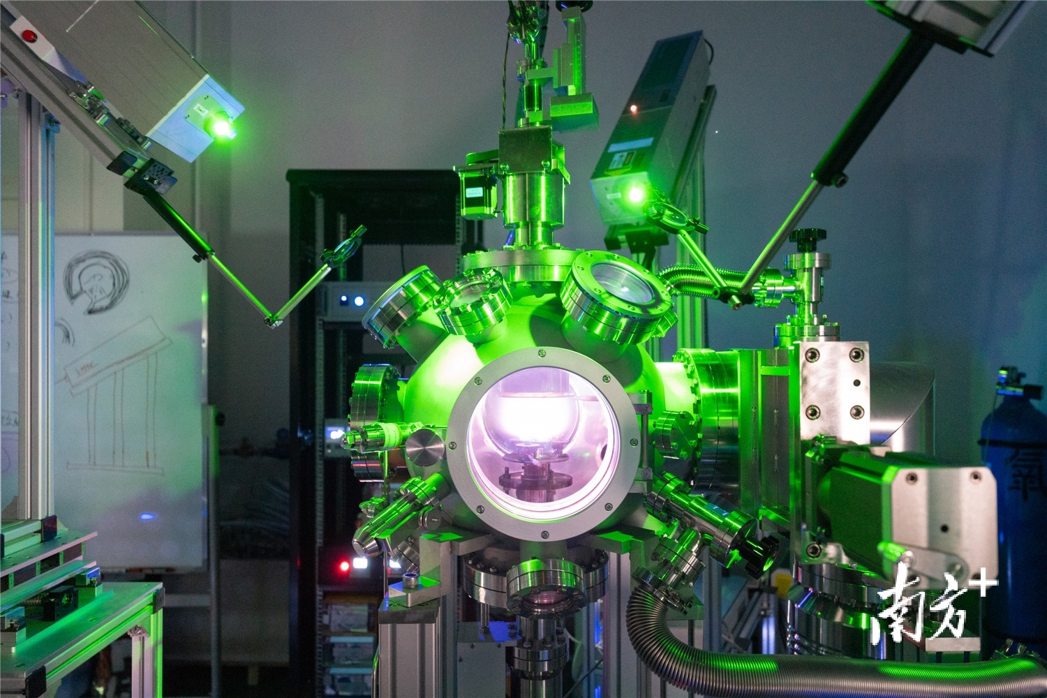松山湖材料实验室实用超导薄膜研究团队成功研发“三光束脉冲激光共沉积镀膜系统”。 松山湖材料实验室实用超导薄膜研究团队成功研发“三光束脉冲激光共沉积镀膜系统”。