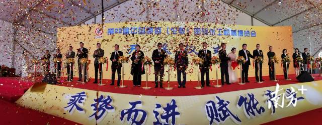 2月23日，第22届中国顺德(伦教)国际木工机械博览会在伦教展览馆开幕。欧阳少伟 摄