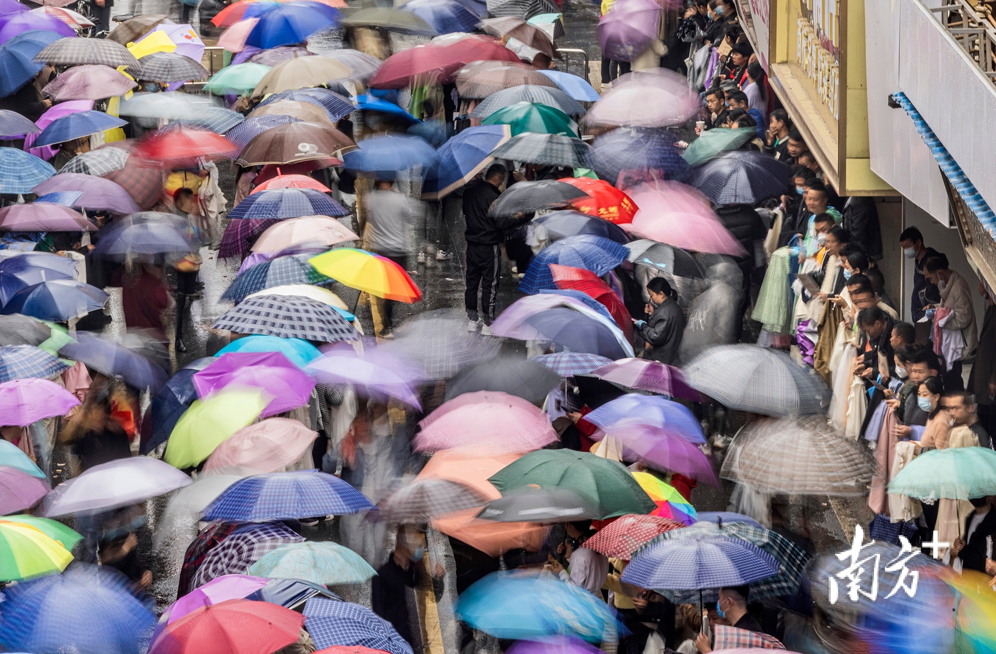 2月4日，天空下起小雨，广州海珠康鹭片区的街道热闹非凡，挤满了招工和找工的人。