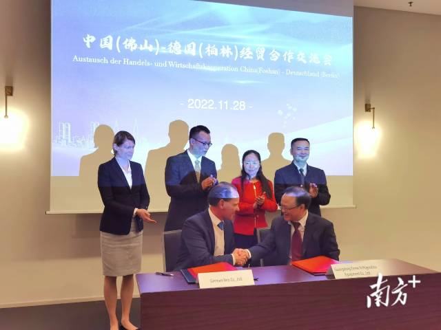 中国（佛山）-德国（柏林）经贸合作交流会上，佛山企业与德国企业签约。佛山市电子信息行业协会供图