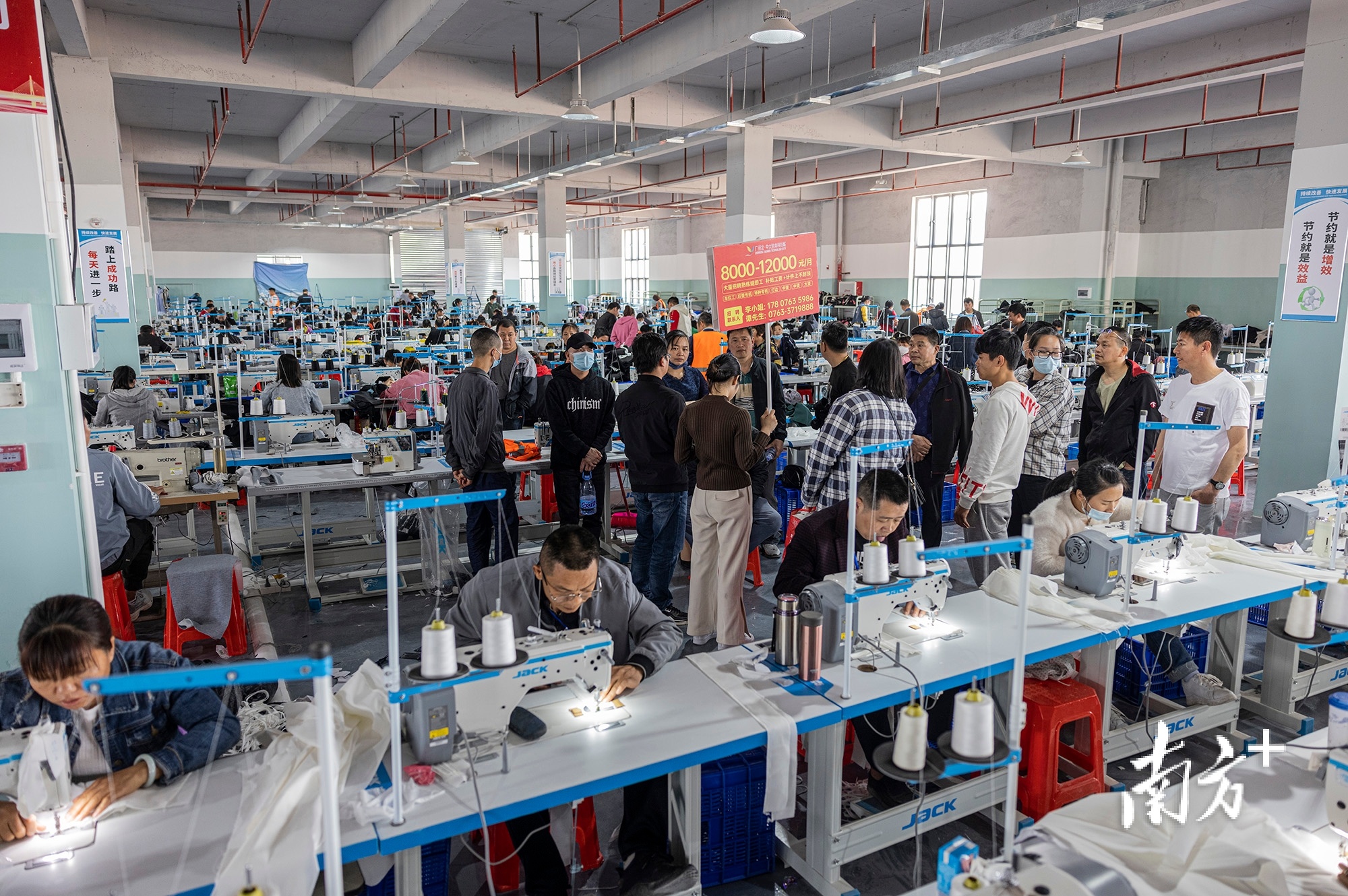 在广清纺织服装产业有序转移园的“广州北·中大时尚科技城”，来自广州海珠康鹭片区的制衣工人正在参观生产车间。