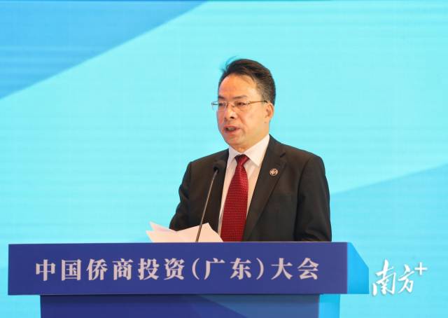 中国侨联党组成员、副主席连小敏宣读《侨界参与高质量发展倡议》。