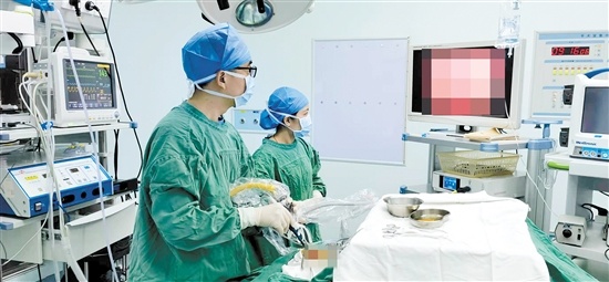 医生为患儿进行双侧扁桃体+腺样体内镜下等离子切除术。