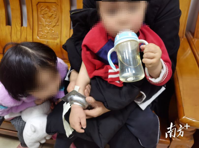 两岁男童在洗手间洗澡玩地漏，手臂被卡。（佛山消防供图）