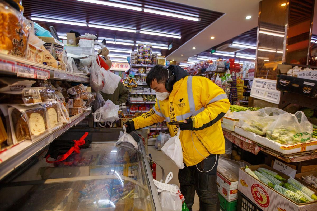 ▲正在超市里拣货的外卖小哥 ▲正在超市里拣货的外卖小哥