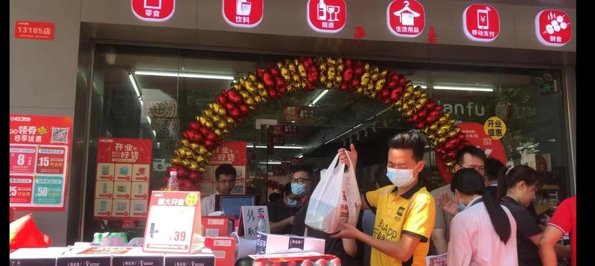 ▲天福便利店外的外卖小哥 ▲天福便利店外的外卖小哥