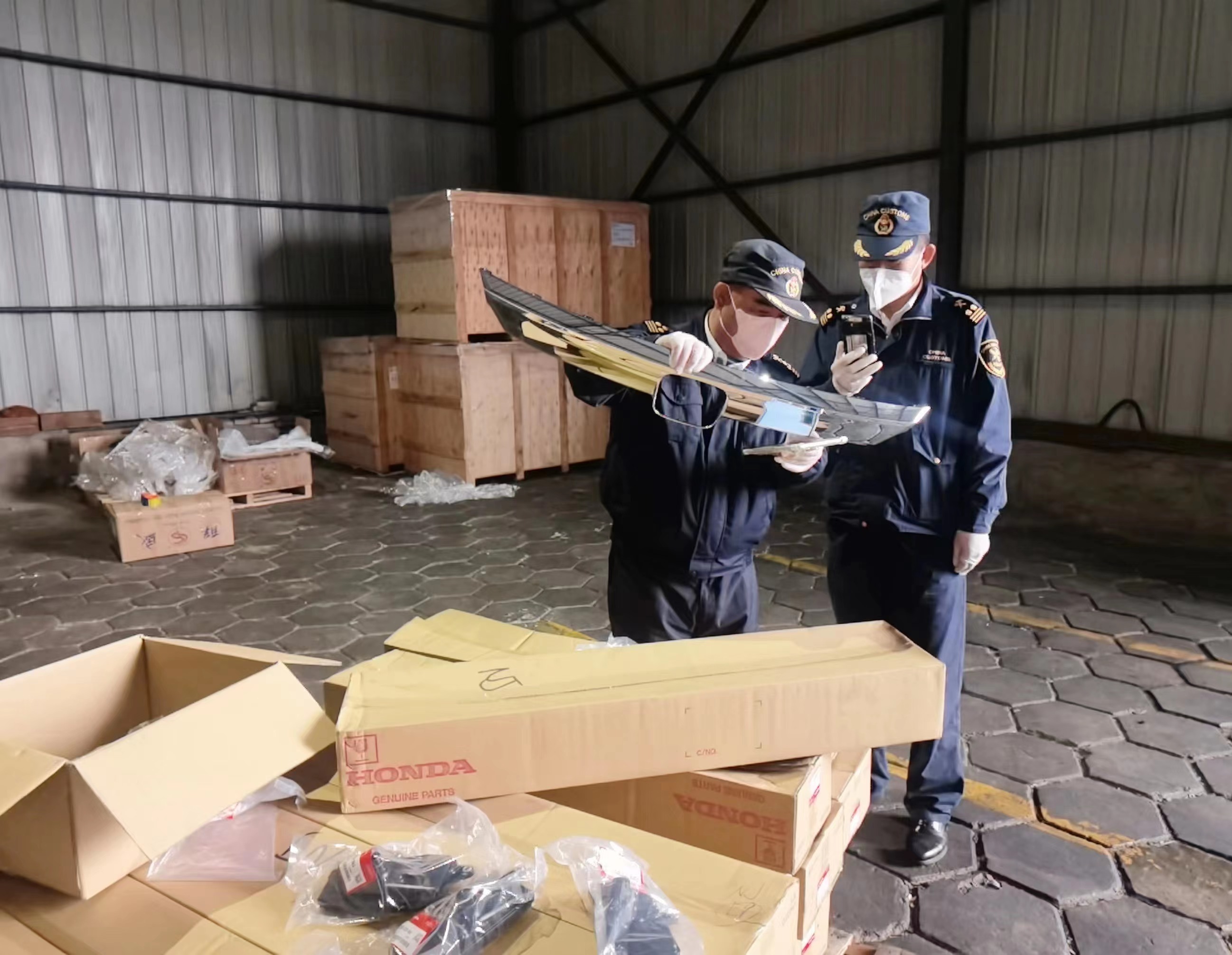 海关工作人员对侵权货物进行清点。