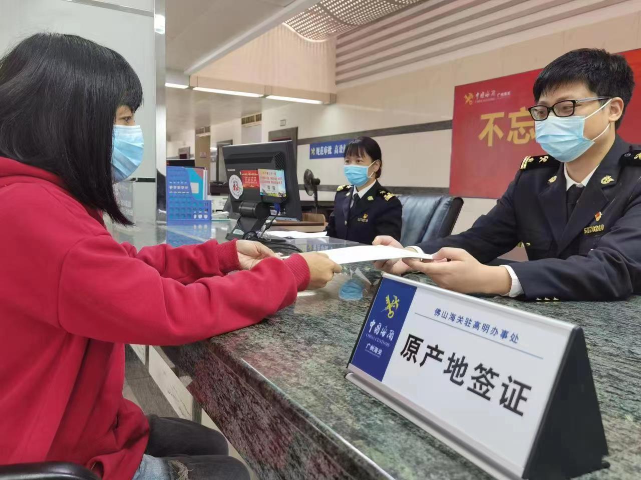 海关工作人员为企业签发原产地证书。