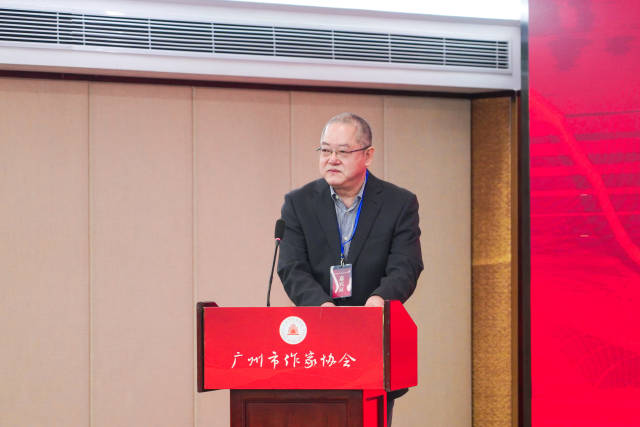庞贝当选主席。