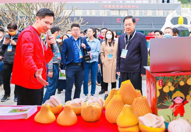 广东农业生产托管成果展上，梅州市志颖农资有限公司总经理李颖邀请嘉宾品尝“托管”出来的梅州柚