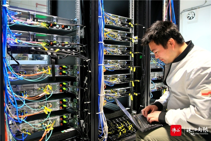 技术人员在网络数据运行中心工作。陈炳辉 摄