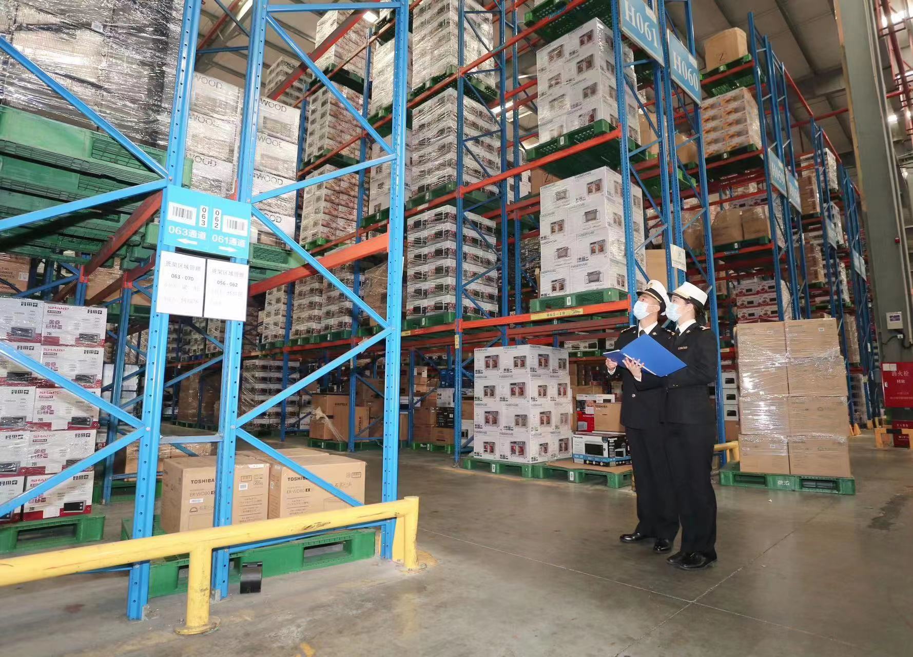 海关工作人员深入企业调研。