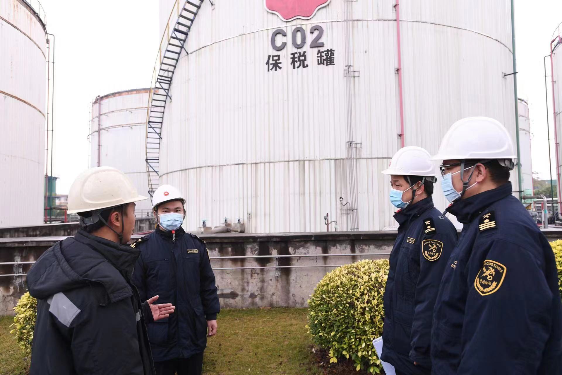 海关工作人员深入企业调研。