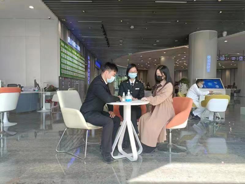 海关工作人员深入企业调研。