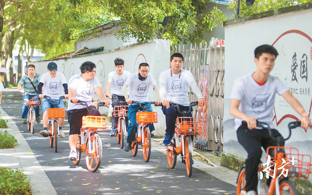 市民骑行体验龙华-南山跨区自行车专用道。