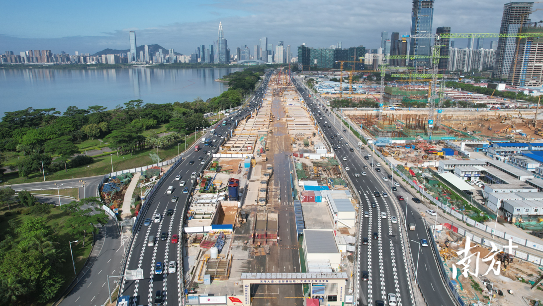 滨海大道（总部基地段）交通综合改造工程现场。