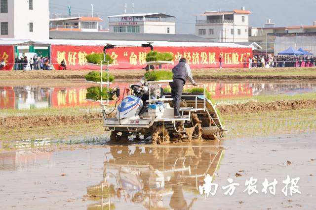 全省春耕生产暨支农服务下乡现场会演示农机作业