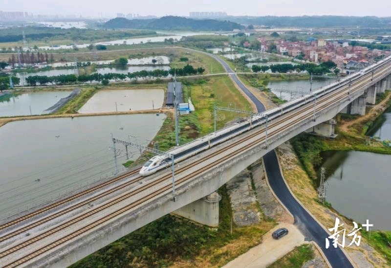 沿途还有不少水碧岸美的生态廊道和网红打卡点。