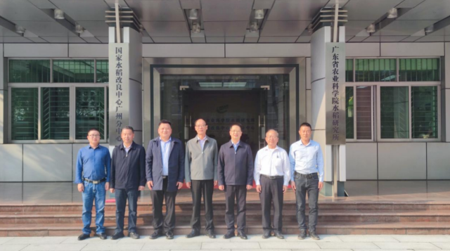 省农科院水稻研究所领导和专家与来访嘉宾合影。