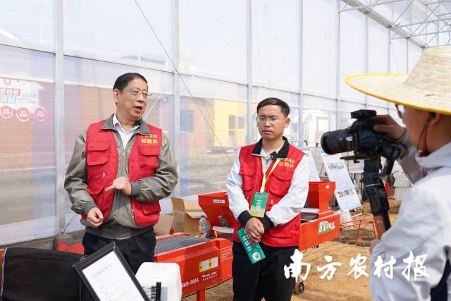 春耕生产会现场开展“数字+农技轻骑兵”农技服务田头课，讲解水稻集中育秧关键技术。