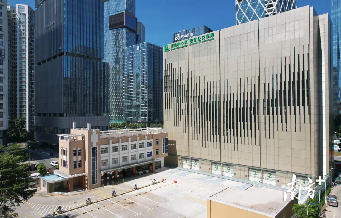 南山中心区智慧公交车库。