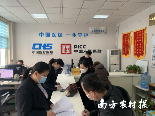 参保群众在德州市医保服务站办理医保报销事宜 