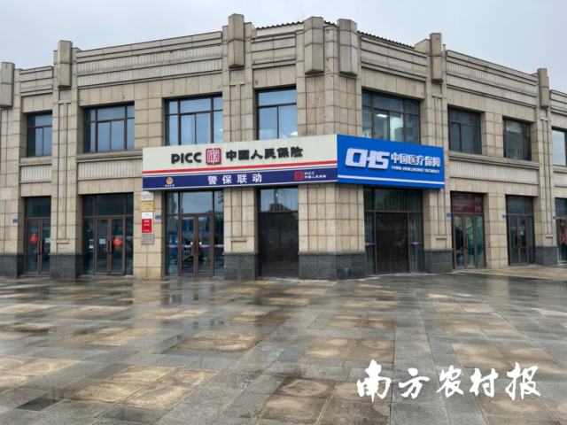 依托人保财险江苏常州邹曲营业部建立的邹曲镇社区医保经办服务站