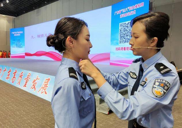 清远市公安局女干警表演快板《全民反诈骗巾帼齐助力》前整理着装。