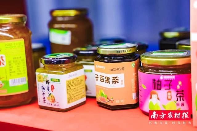 梅州市农林科学院茶叶研究所让梅州柚与嘉应茶完美结合，研发出“柚花茶”。柚花茶加工技术被纳入2023年广东省主推技术之一