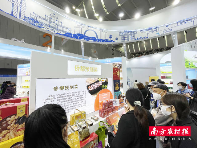 侨都预制菜吸引市民品尝。