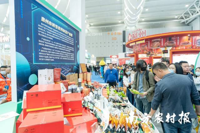 大会开展首日人流密集