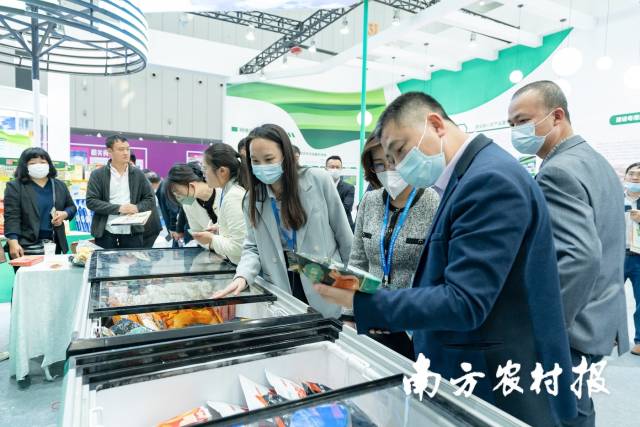 参展观众观看了解惠州市博罗县预制菜产品